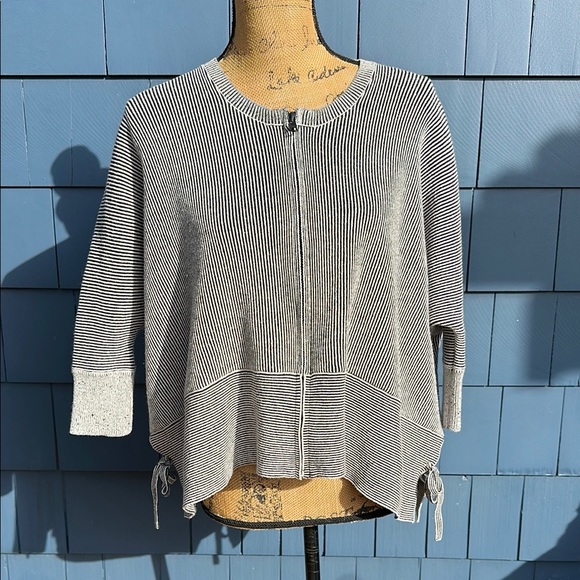 CAbi Sweaters - 🖤🤍🖤Cabi XS oversized black white knit cardigan zip up sweater top